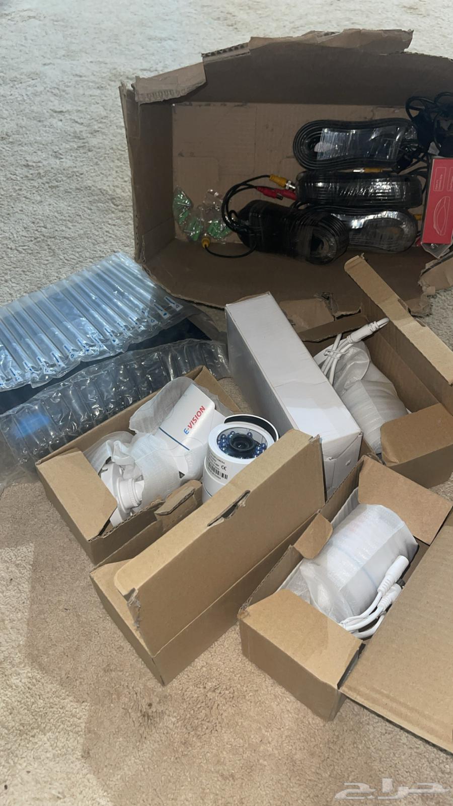 Four surveillance cameras with their equipment, new and unused63699008081281110