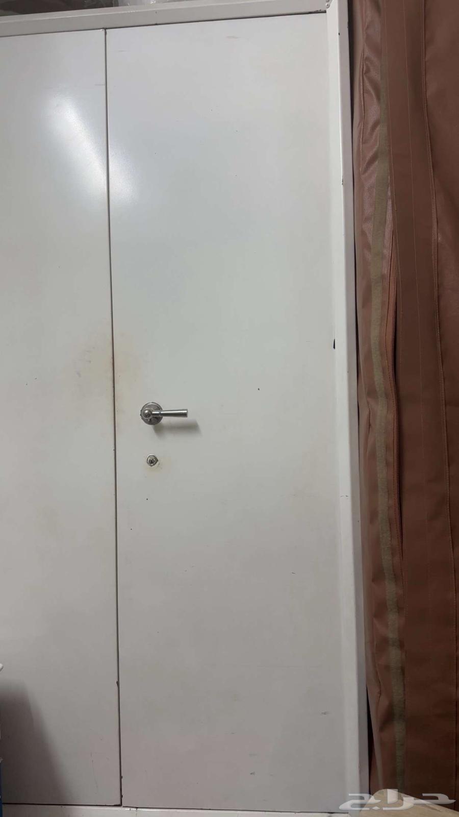 دواليب حديد من معرض الدهلوي. قبل 1000. ابغى فية 50063676735215619110