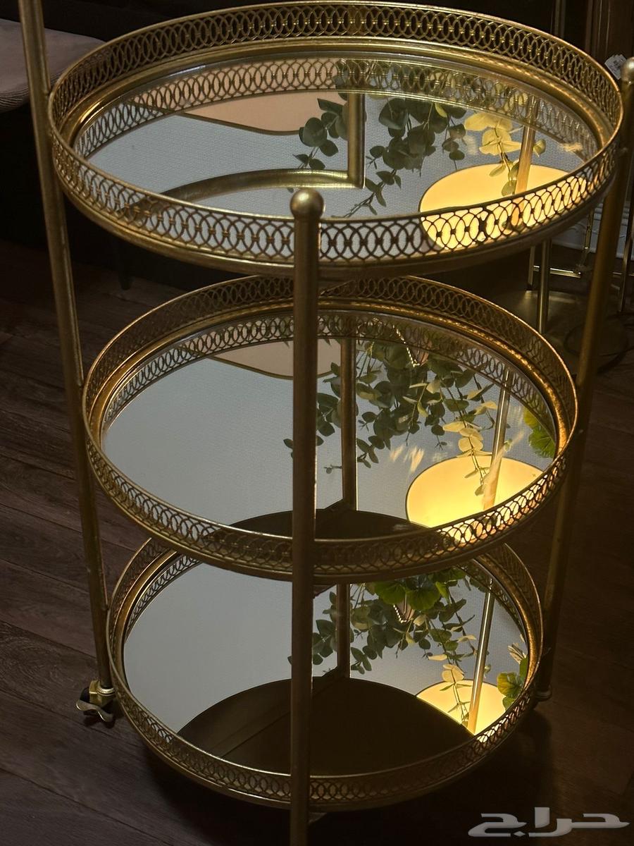 Three-tiered mirror for makeup and perfumes, and a long personal mirror63678927236737110