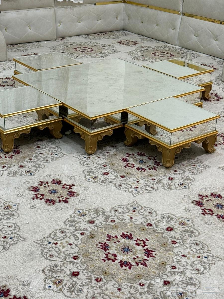 Studio and four beds with five tables 5by463699008185091114