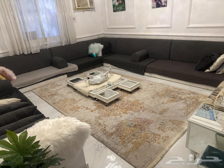 كنب ارضي نظيف. مع طاوله تلفزيون. وطاوله ضيافه ارضيه.63699001513089110