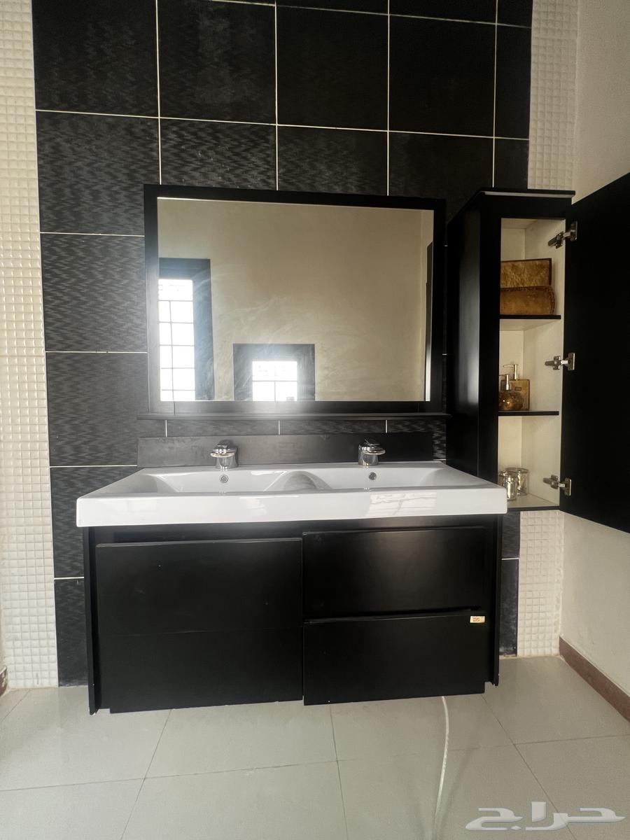 Modern bathroom with cabinet and mirrors63676378088961110