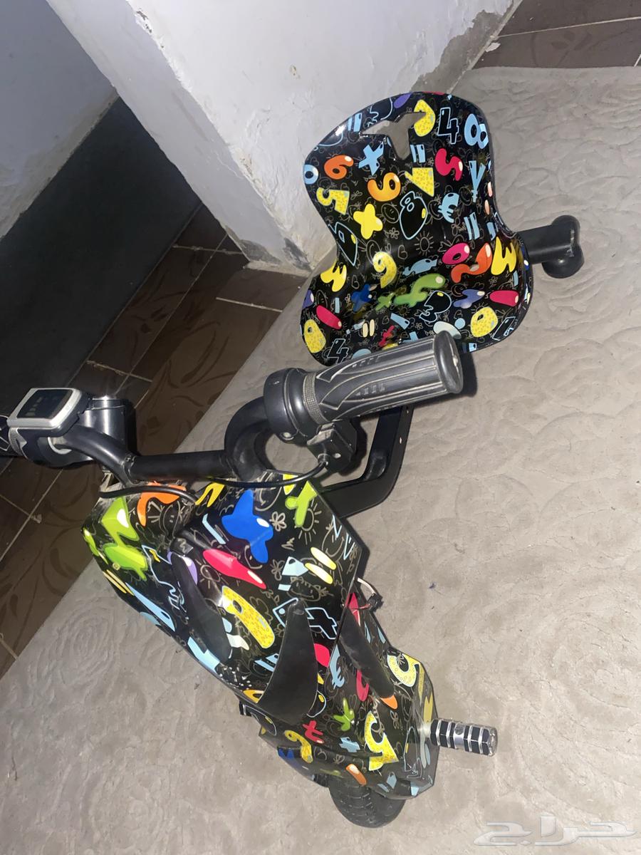 A clean scooter with a little dust on it63677427327233111
