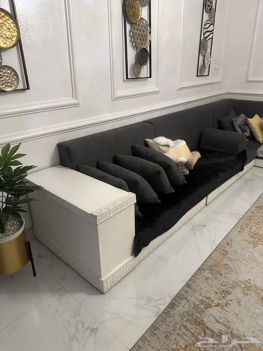كنب ارضي نظيف. مع طاوله تلفزيون. وطاوله ضيافه ارضيه.63699001513089114