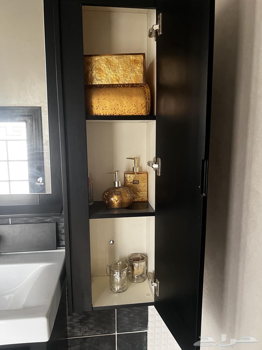 Modern bathroom with cabinet and mirrors63676378088961112