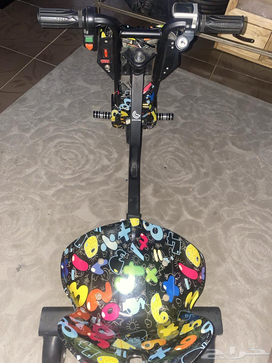 A clean scooter with a little dust on it63677427327233110