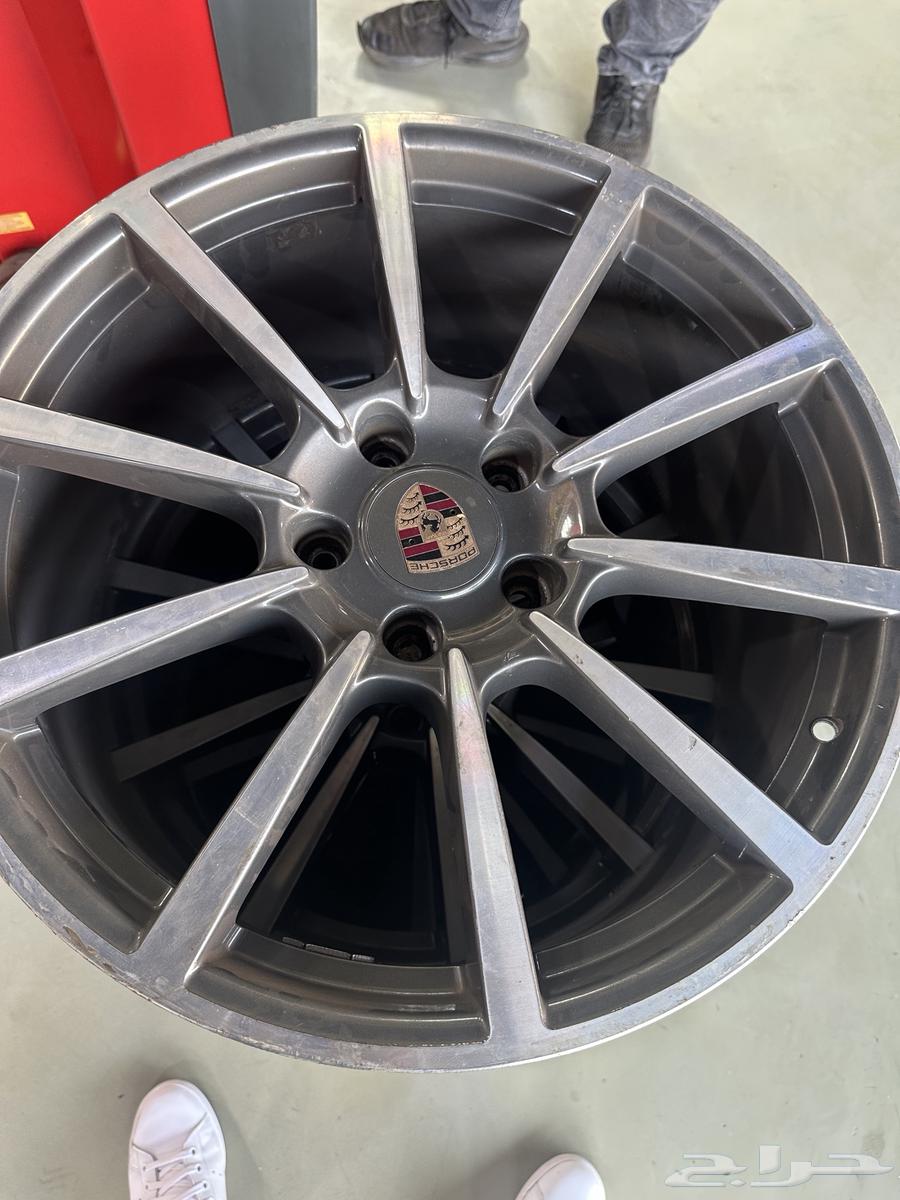 Porsche Cayman 2015 Right Side Fender with Original Porsche Rims63670154187906111