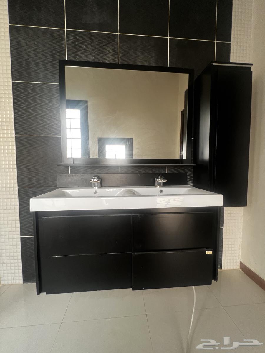 Modern bathroom with cabinet and mirrors63676378088961111