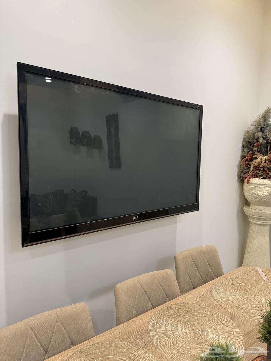 3 living rooms, each with its accessories, screen, dining table, and 21 cubic foot vertical freezer63676994185474111