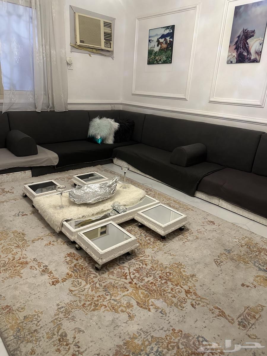 كنب ارضي نظيف. مع طاوله تلفزيون. وطاوله ضيافه ارضيه.63699001513089112