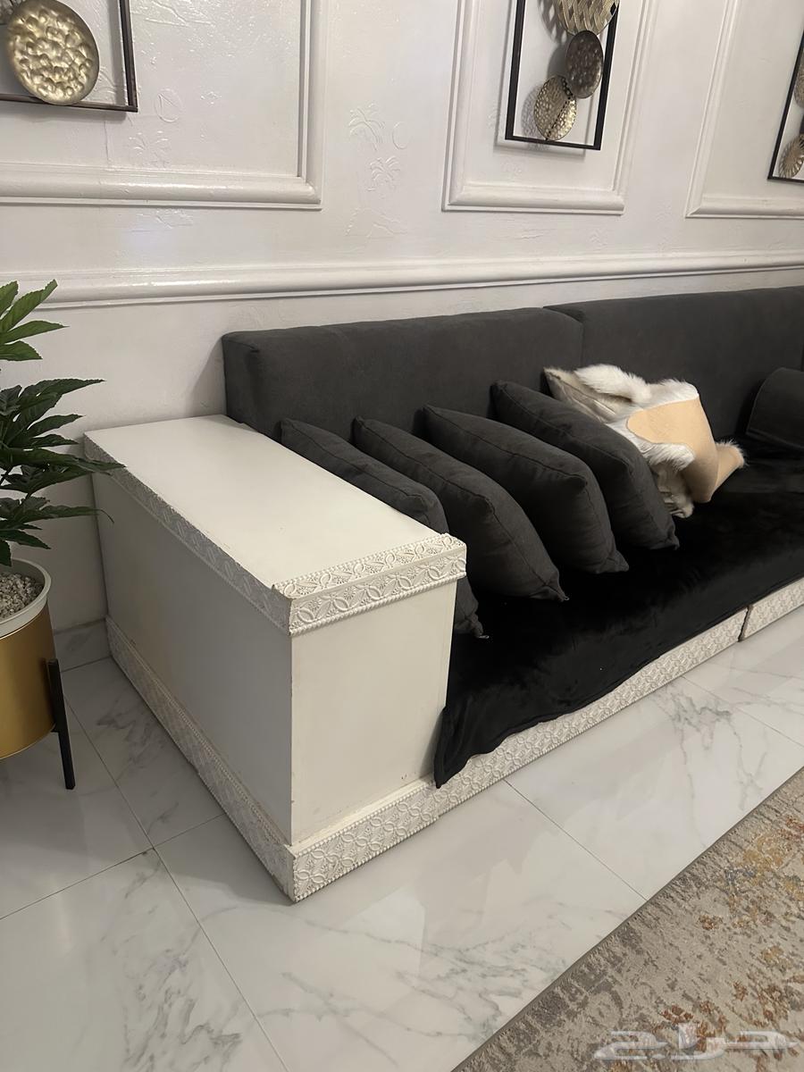 كنب ارضي نظيف. مع طاوله تلفزيون. وطاوله ضيافه ارضيه.63699001513089111