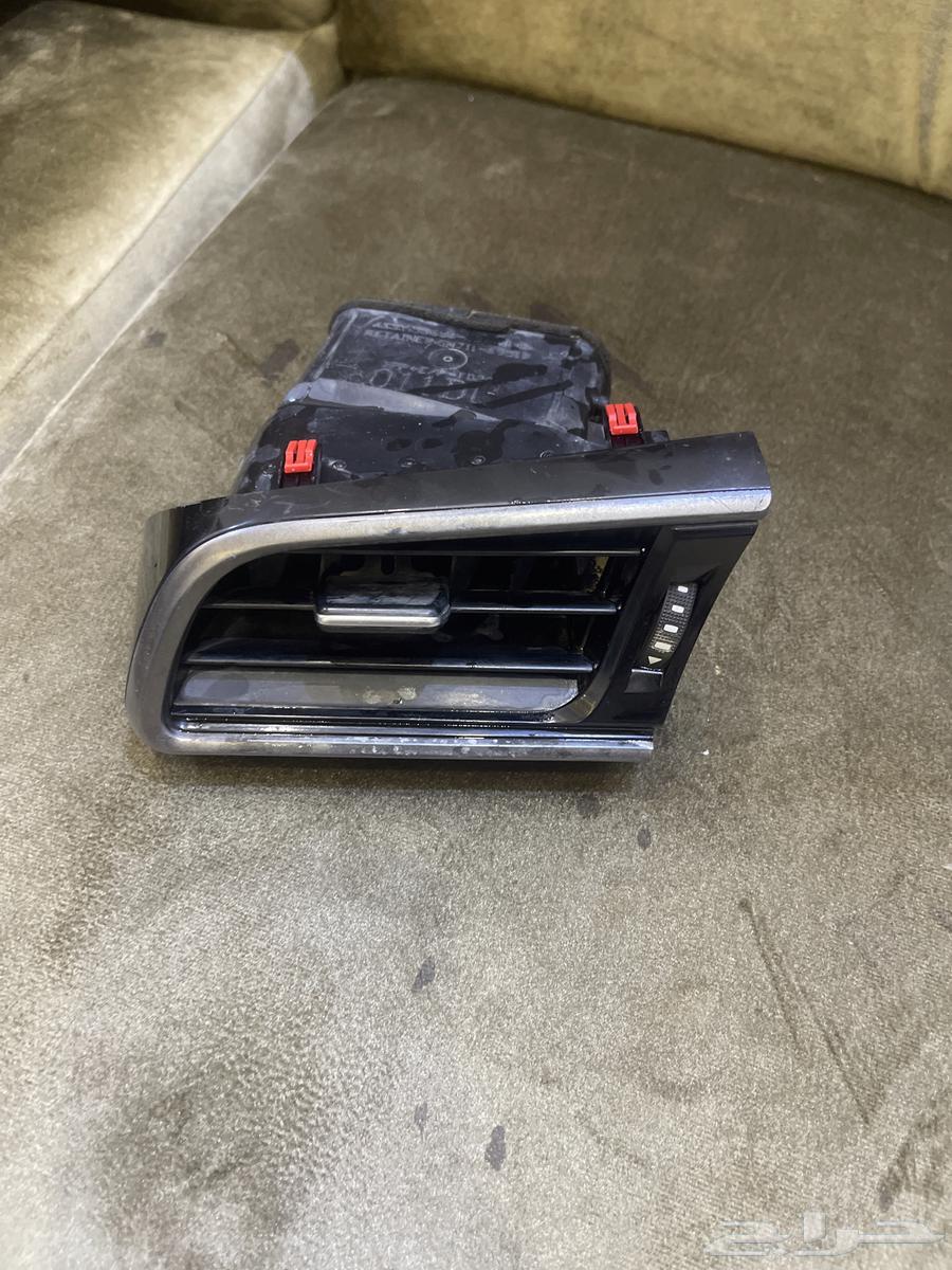 Air conditioner trim for the driver's side with the trim piece below it63736577533186110