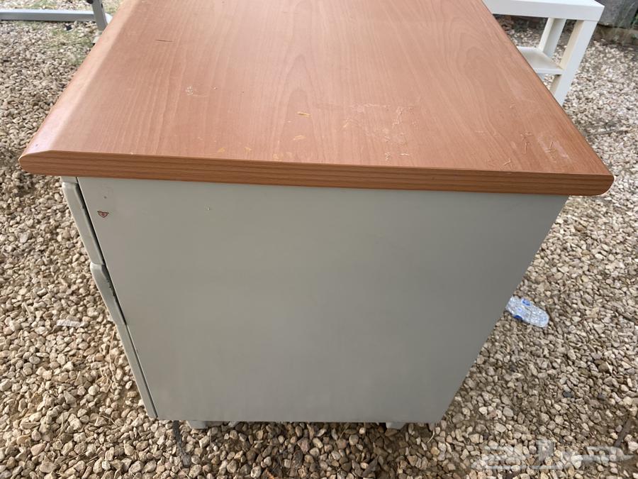 Table with mirror entrance and board63676994436099113
