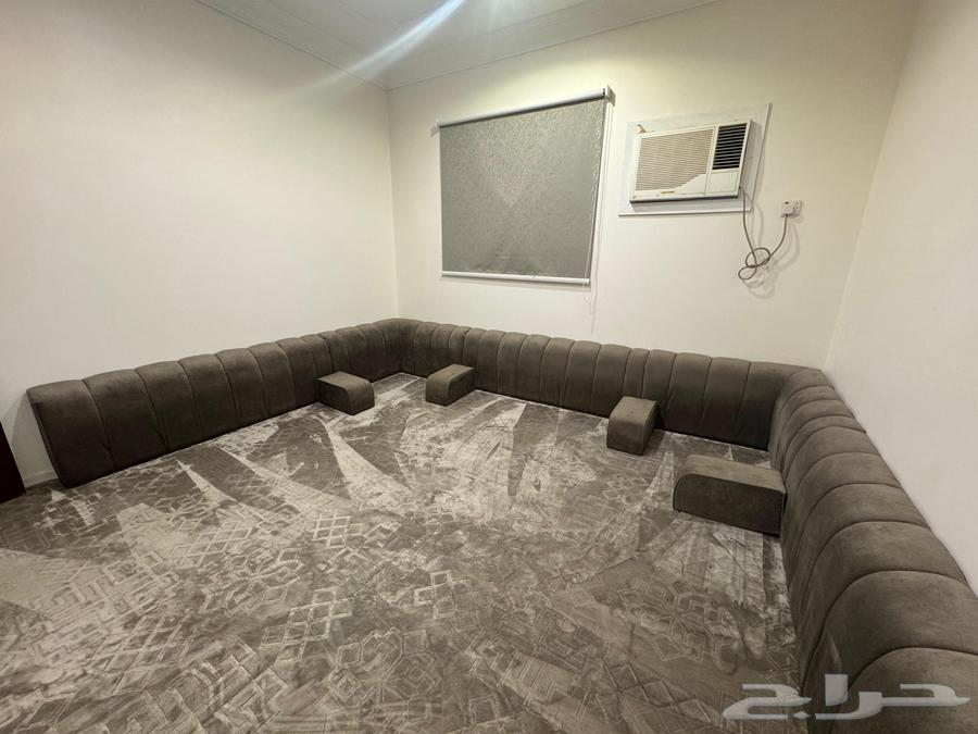 Floor seating with curtain and backrests63677078347138112
