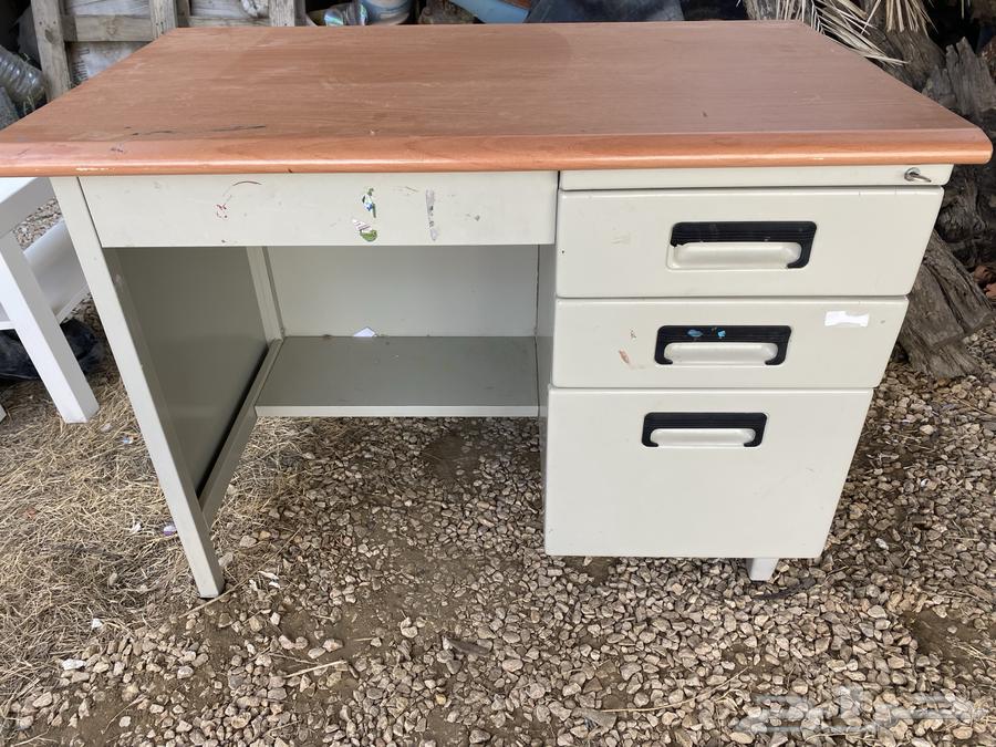 Table with mirror entrance and board63676994436099111