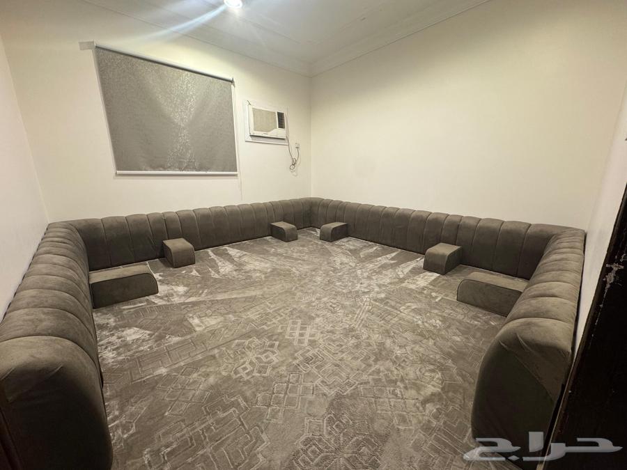Floor seating with curtain and backrests63677078347138110