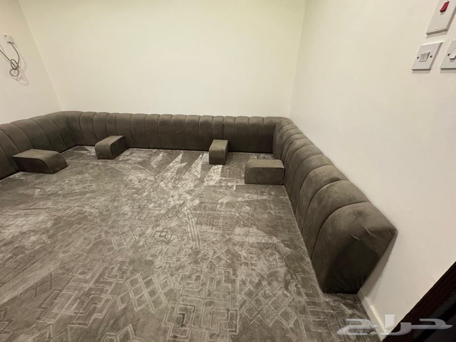 Floor seating with curtain and backrests63677078347138111
