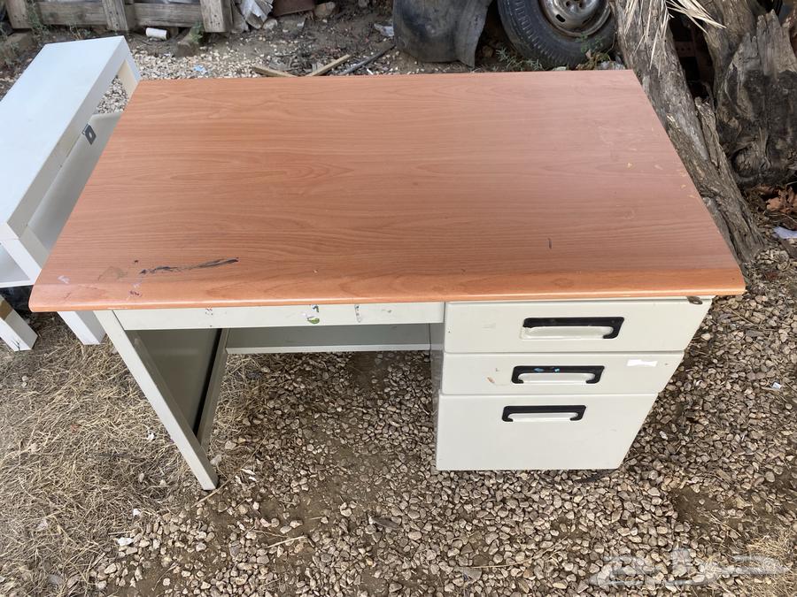 Table with mirror entrance and board63676994436099110