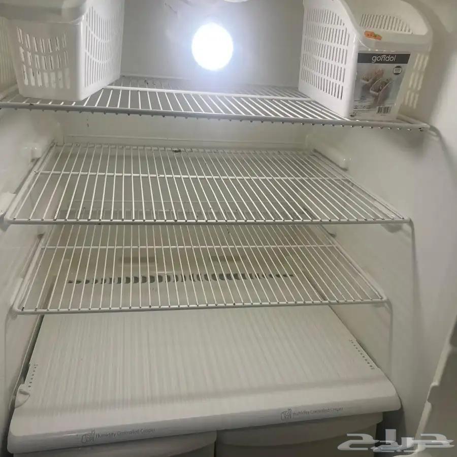 ثلاجة بيضاء اللون63677853903490113