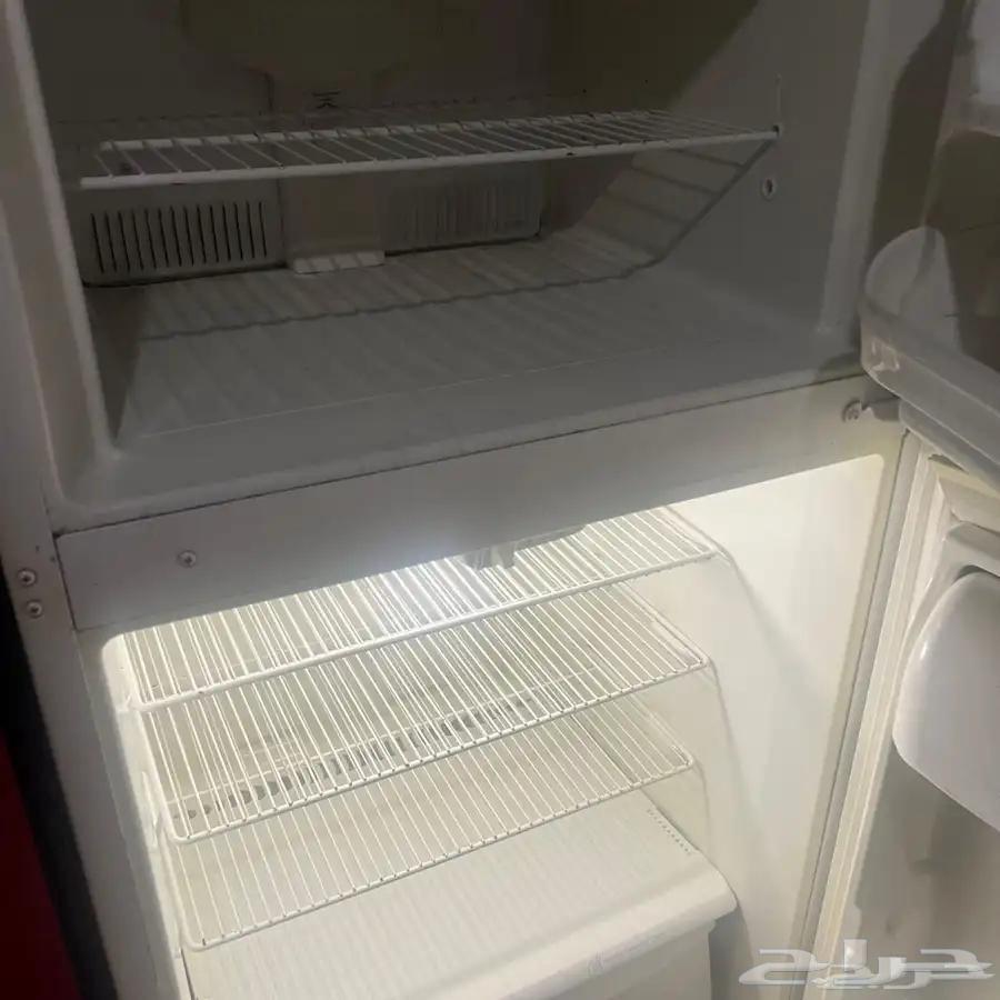ثلاجة بيضاء اللون63677853903490112