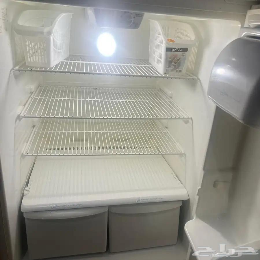 ثلاجة بيضاء اللون63677853903490111