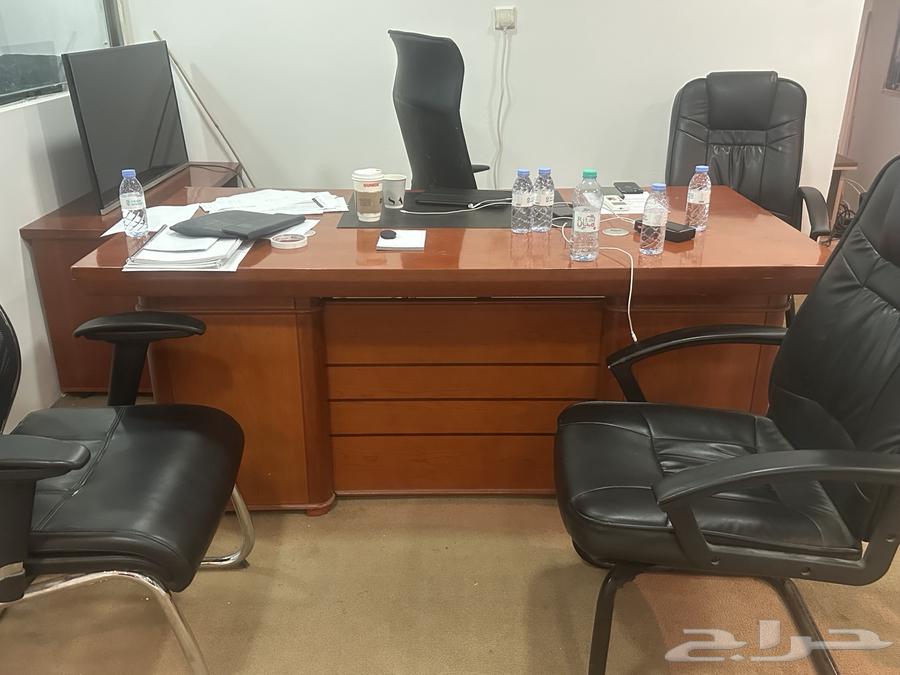 للبيع مجموعة مكاتب مستعملة نظيفة لامانع من بيع مكتب واحد63699316787457110
