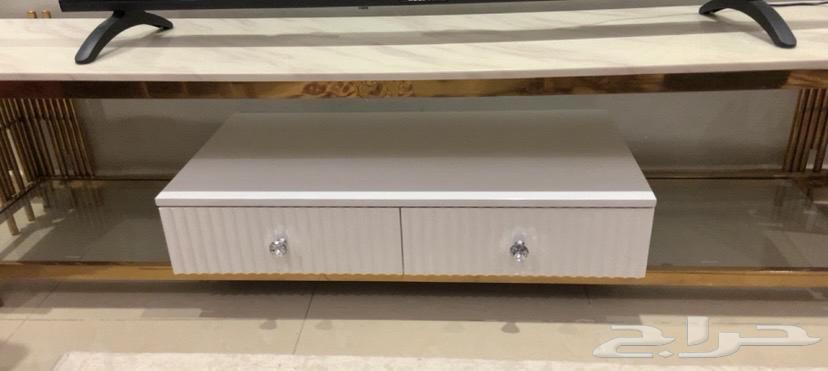 Clean TV table, used for one year63699308704769110