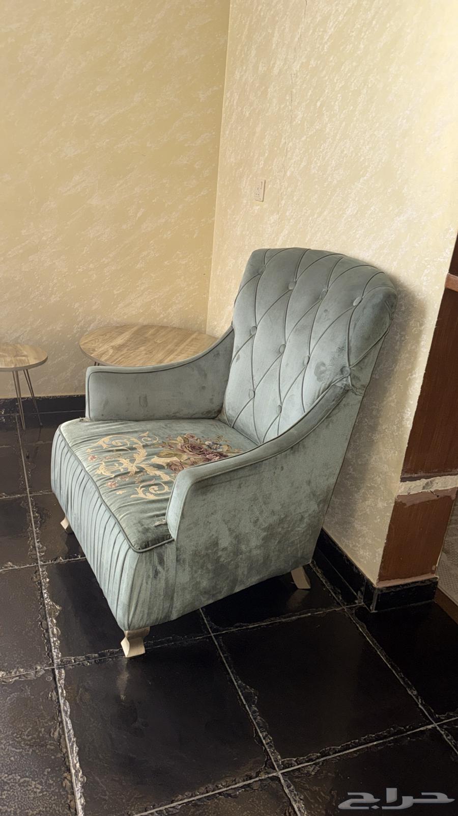 Clean used sofa, detailed63703321460483113