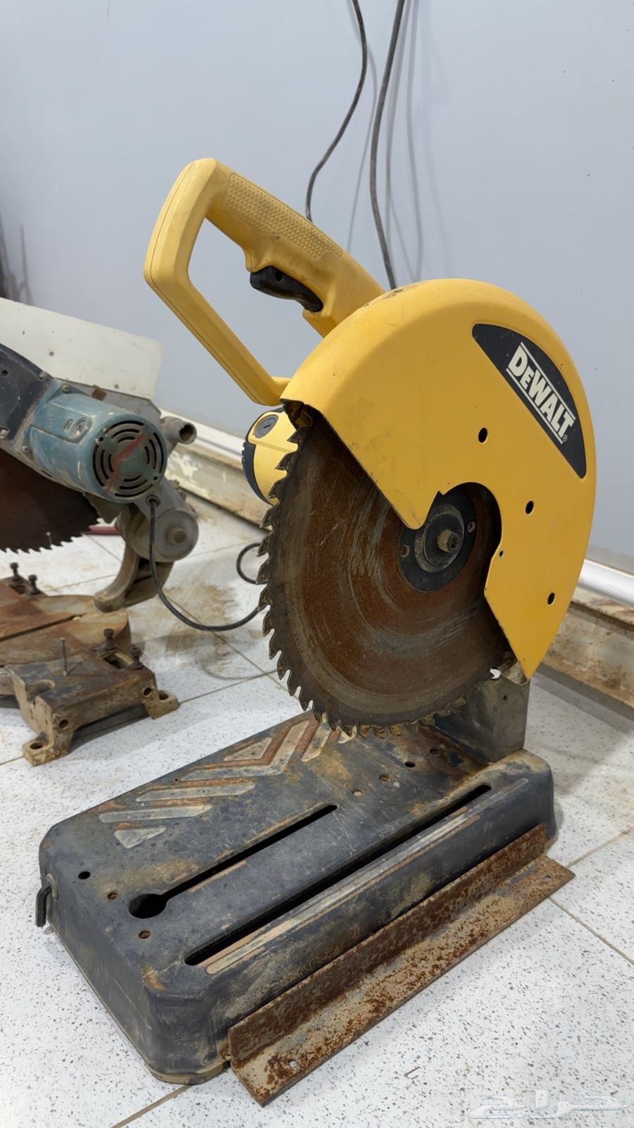 A wood saw from Gibson company and a ground rocket from DOWLT company63701967350146114
