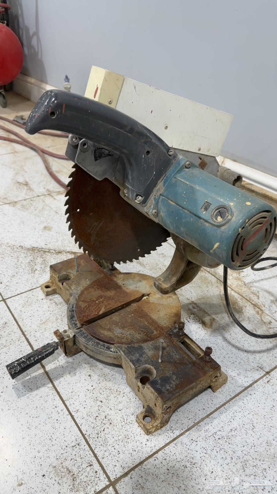 A wood saw from Gibson company and a ground rocket from DOWLT company63701967350146111