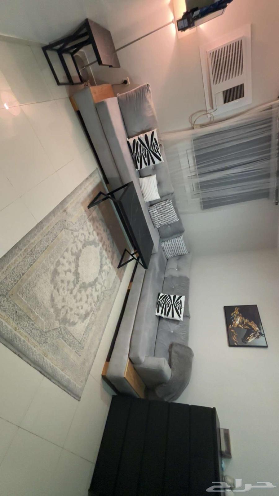 كنب للبيع بدون مخدات طاولة كبيرة واثنين صغار63704923982339110