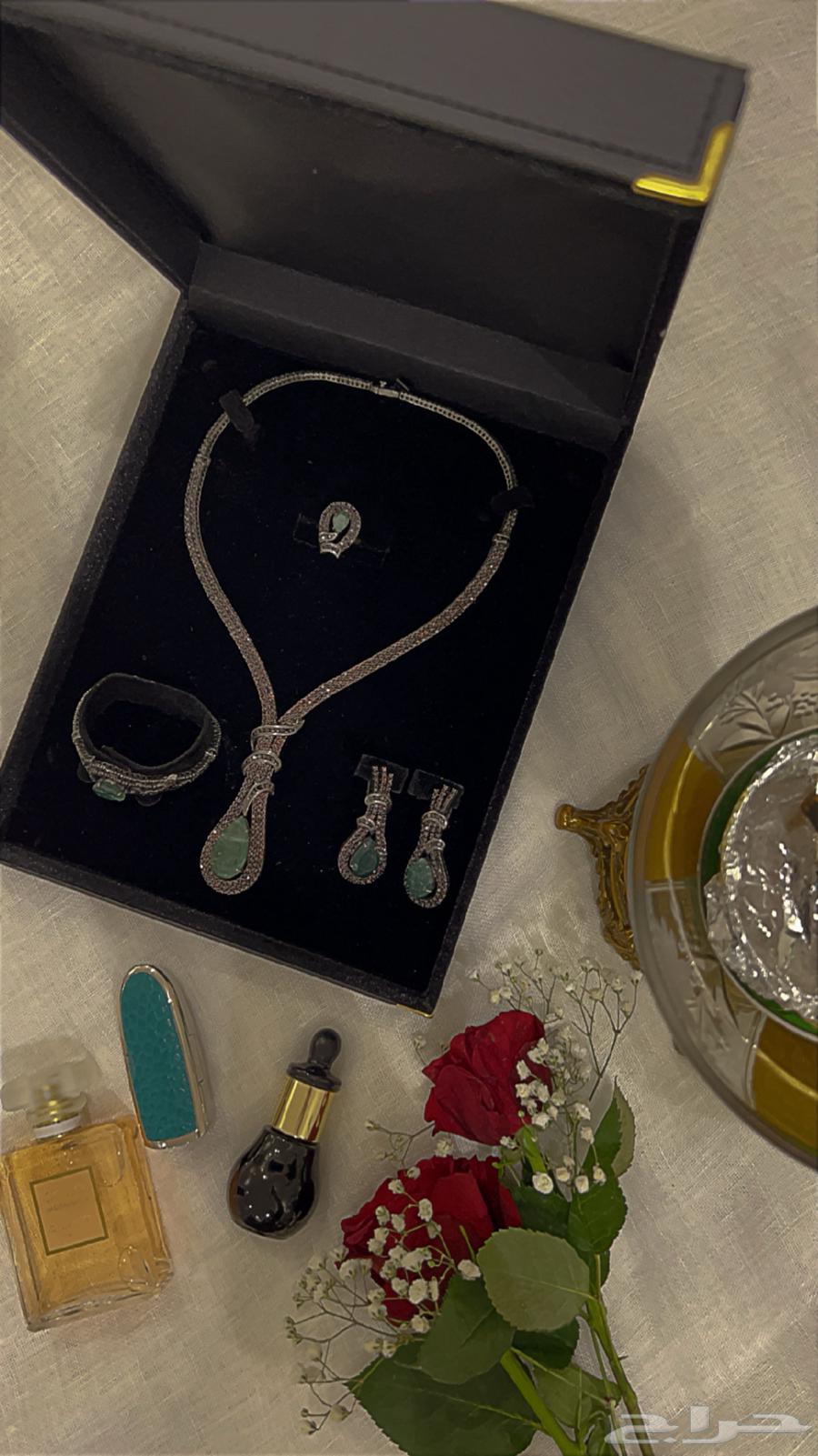 Silver diamond-like set, worn once, bought for 2500 from Al-Shala Center63702427703425110