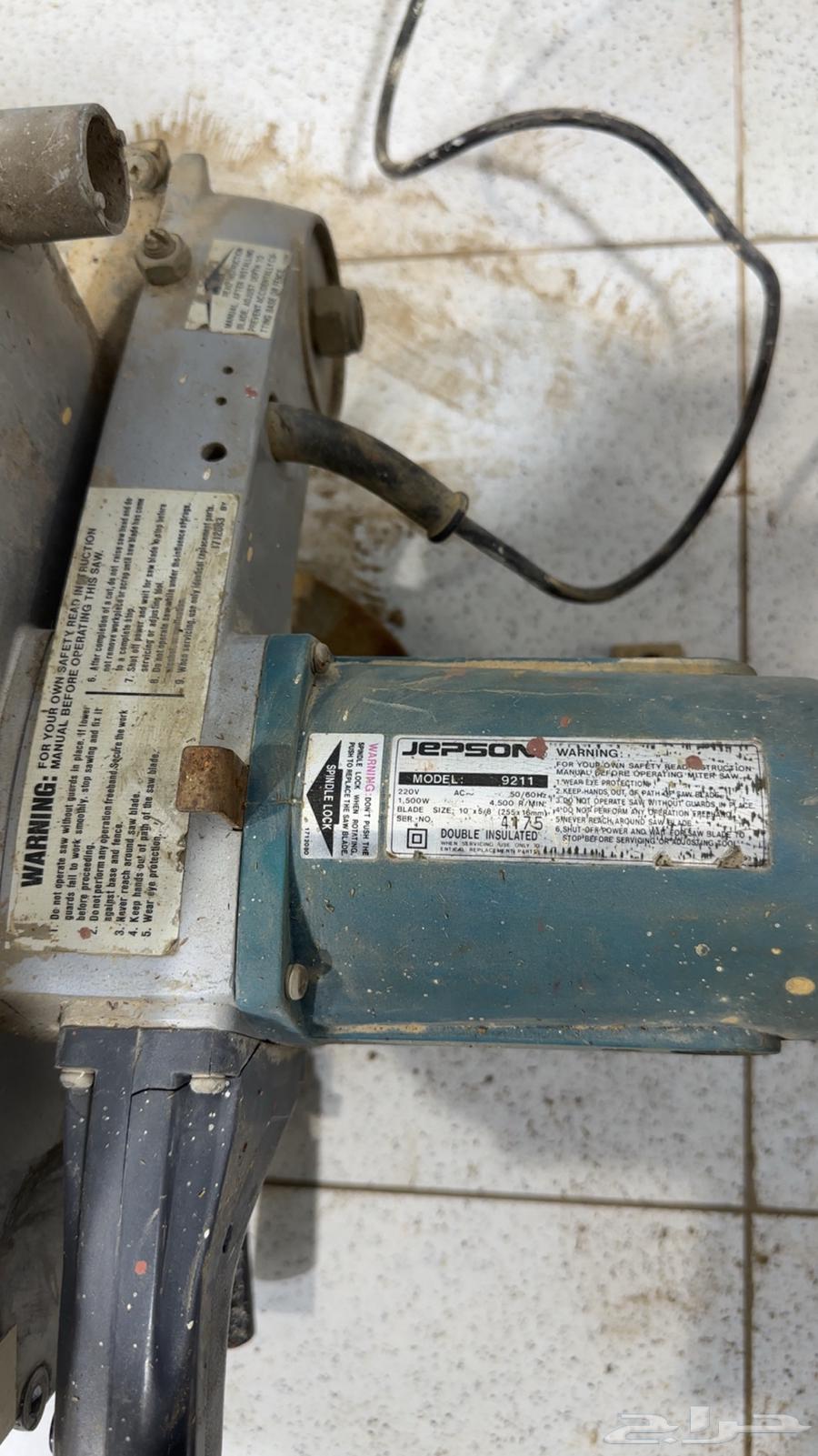 A wood saw from Gibson company and a ground rocket from DOWLT company63701967350146110