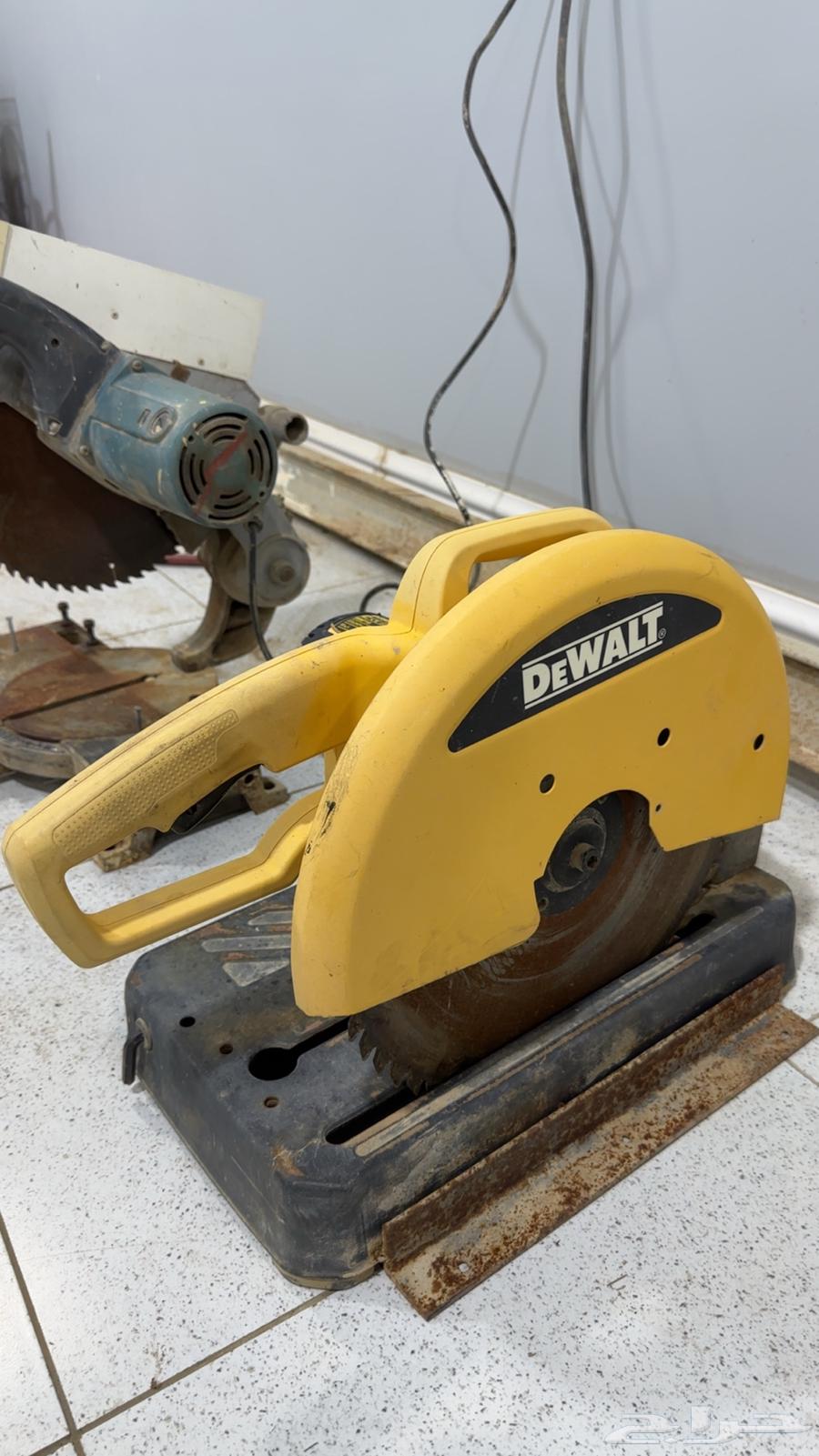 A wood saw from Gibson company and a ground rocket from DOWLT company63701967350146113