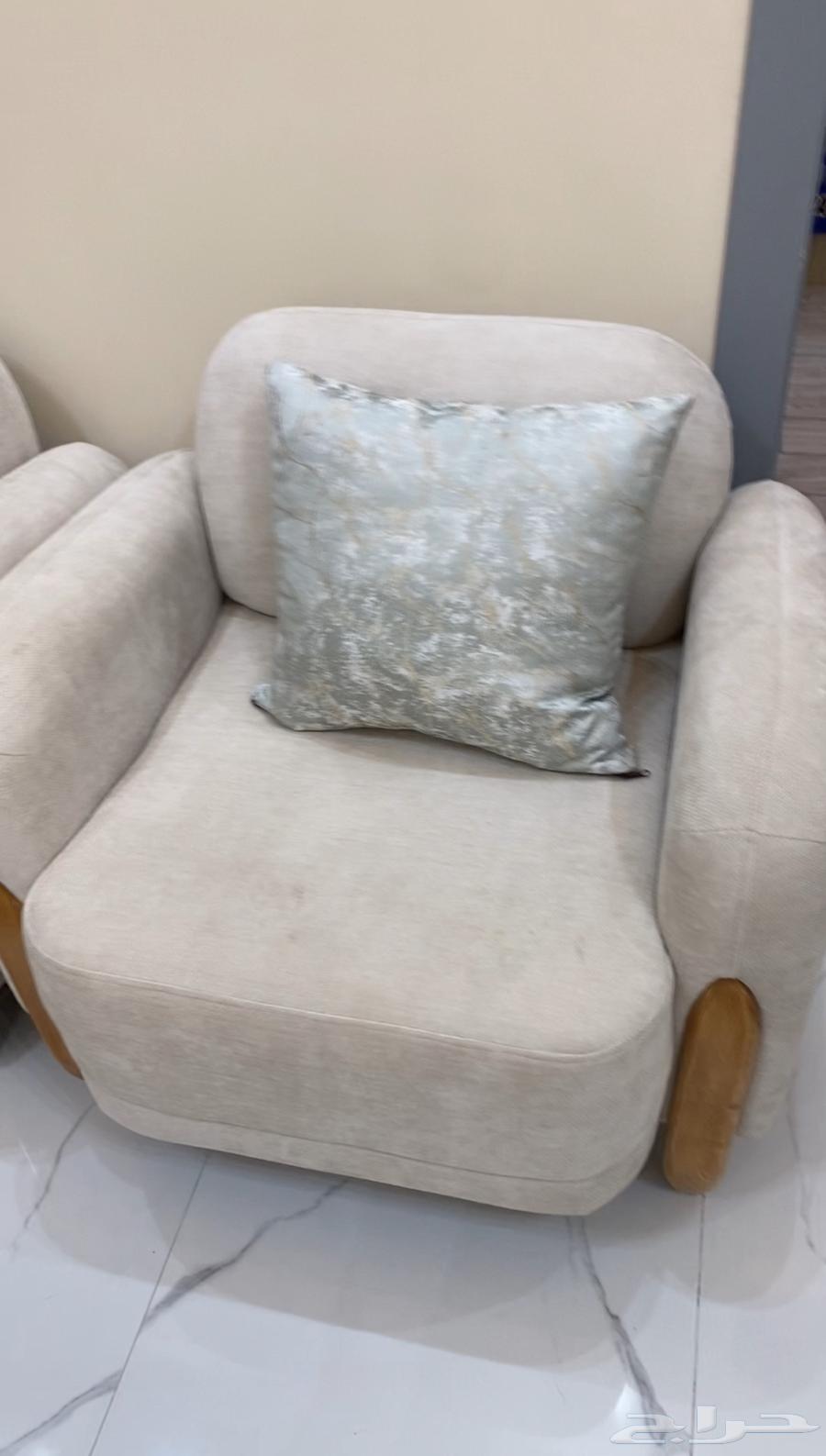 كنب للبيع جديد مابه شي سبب البيع مايكفي63702970354819114