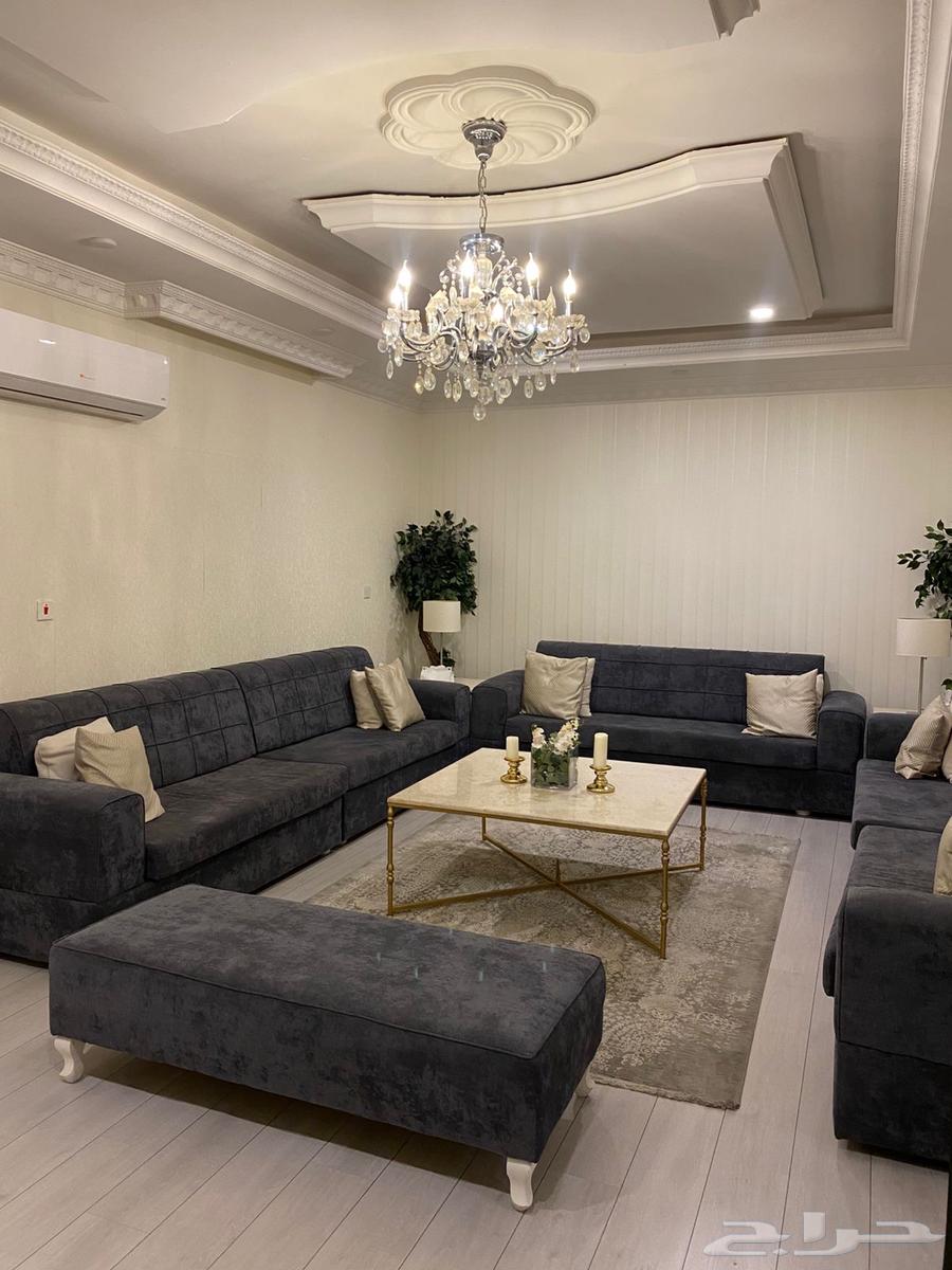 Sofas and tables63706131783425114