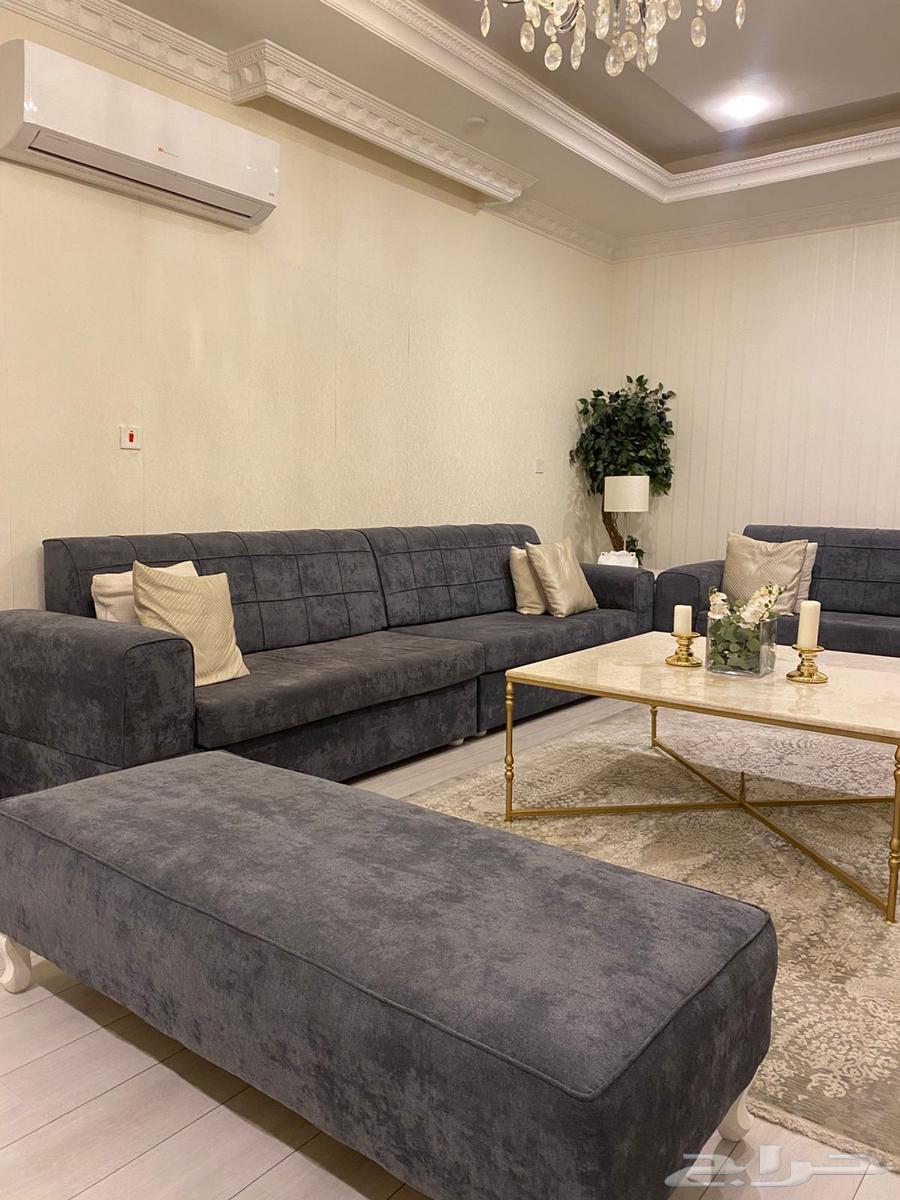 Sofas and tables63706131783425111