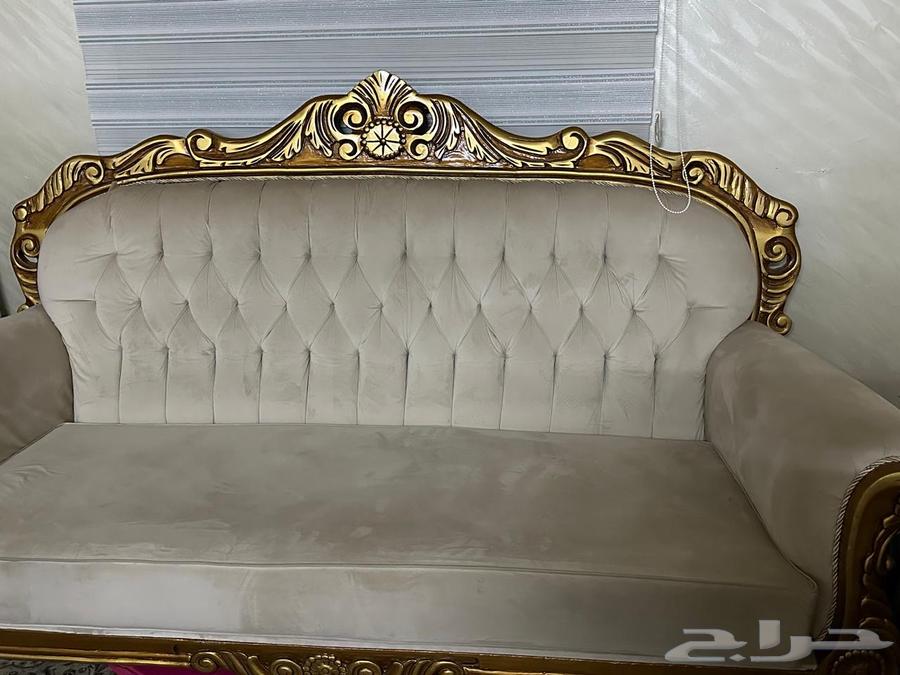 كنب للبيع خمس قطع الرجاء التواصل مع الرقم واتس63705440778753111