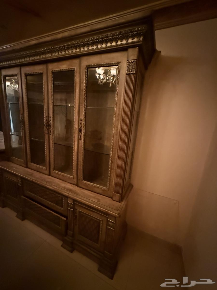 طاولة اكل 12 كرسي مع دولاب 4 ابواب مع بوفيه له مراية63699633483137112