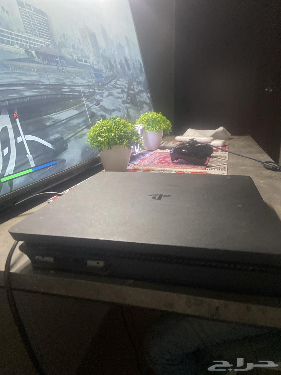 سوني فور نظيف ولا يشكو من شي في بس الغطا الي تحت موضح فصوره63705856841219112