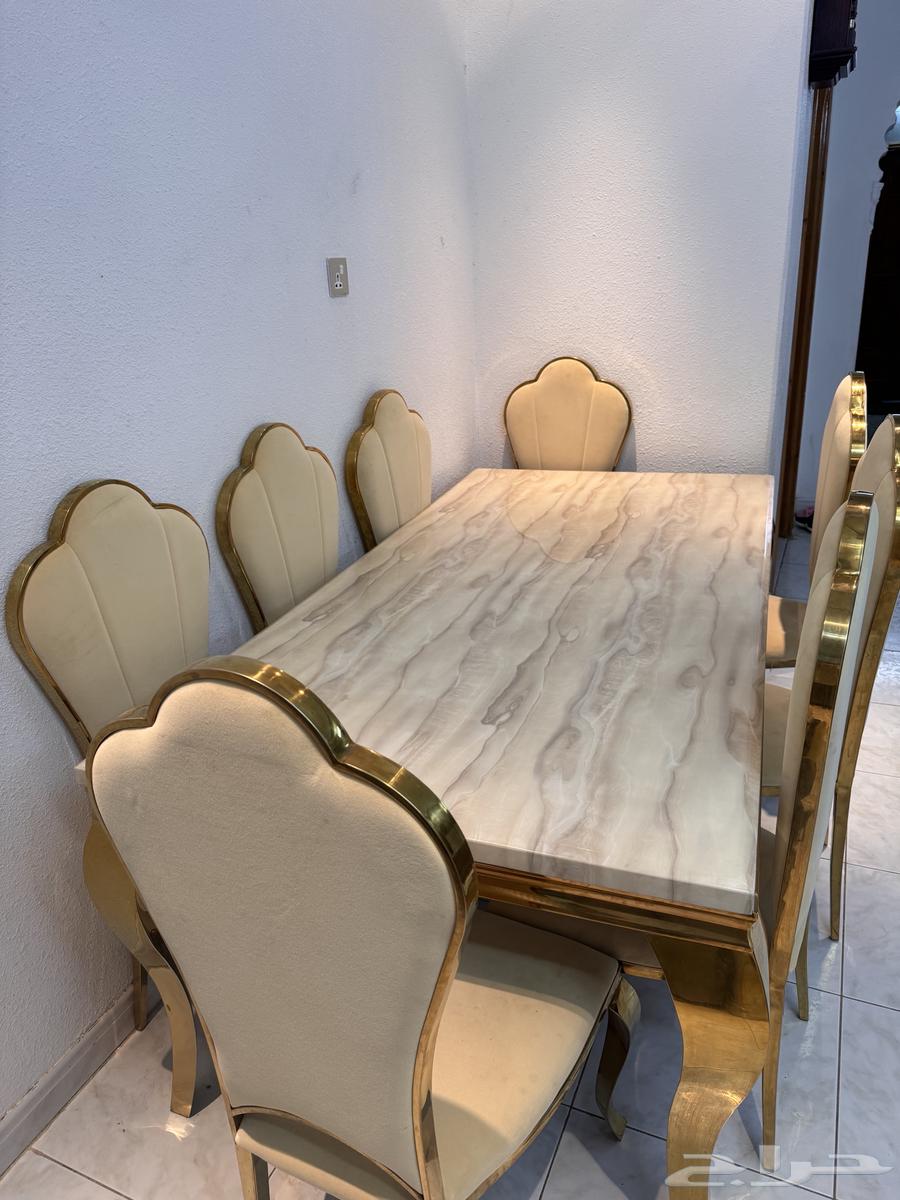 Dining table with 8 chairs63700369834371110