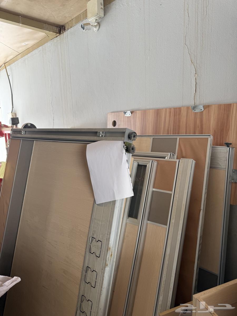 Office desks, cabinets, and also a meeting table63699632864642114
