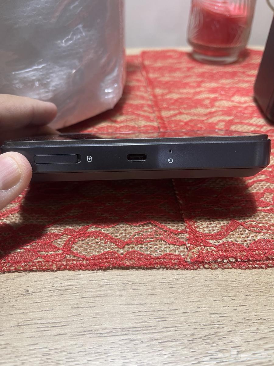 5G router in simple shelf, no effect on screen63699724202883112