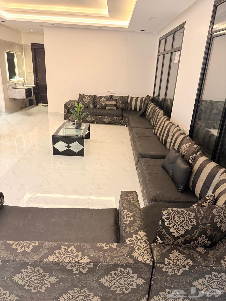 Sofa with table63705650640515111