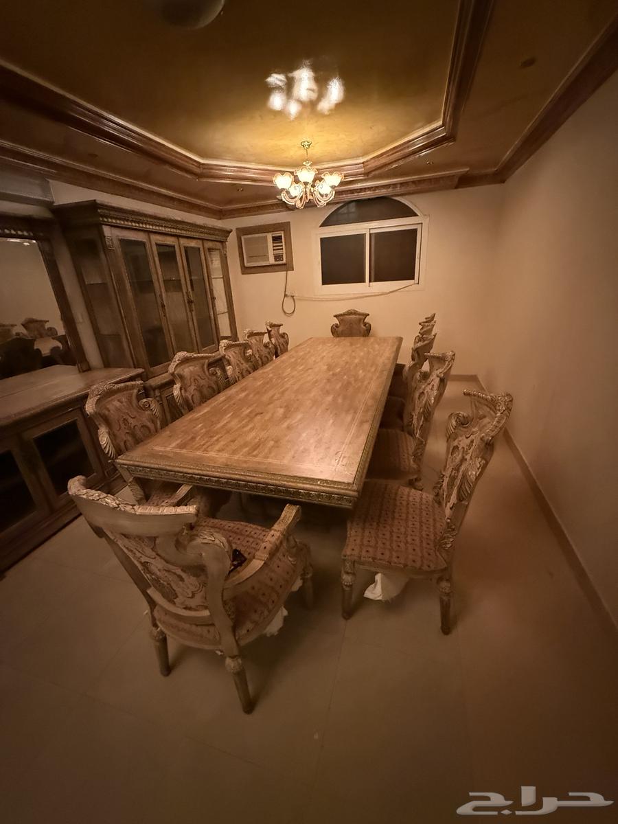 طاولة اكل 12 كرسي مع دولاب 4 ابواب مع بوفيه له مراية63699633483137111