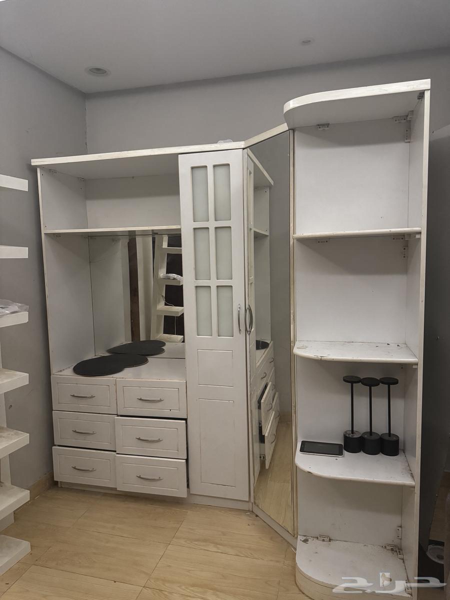 Used cabinet with no defects except the mirror, as clearly shown in the picture63704657642754110