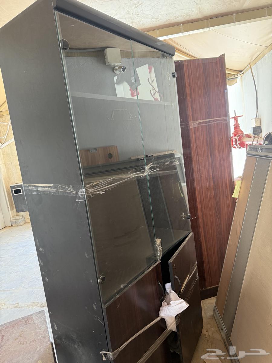 Office desks, cabinets, and also a meeting table63699632864642111