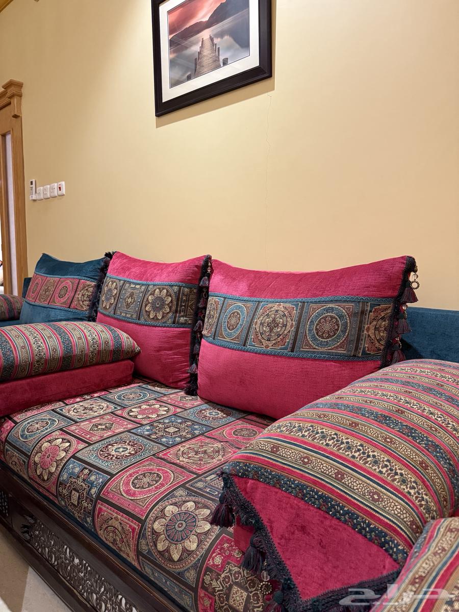Clean sofa and table63704835942274114