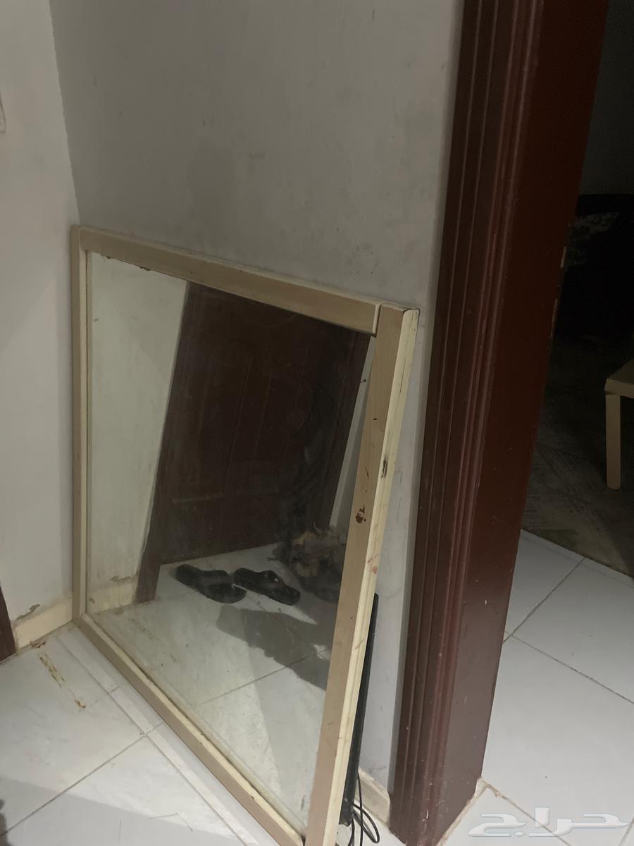Mirrors and a TV with broken screen, two cabinets, and malfunctioning water coolers63761878243587111