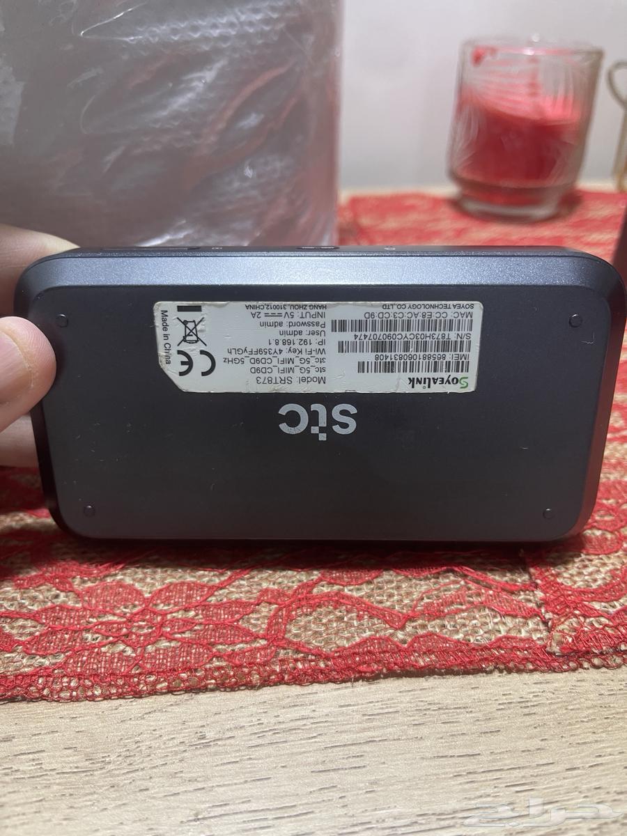 5G router in simple shelf, no effect on screen63699724202883111